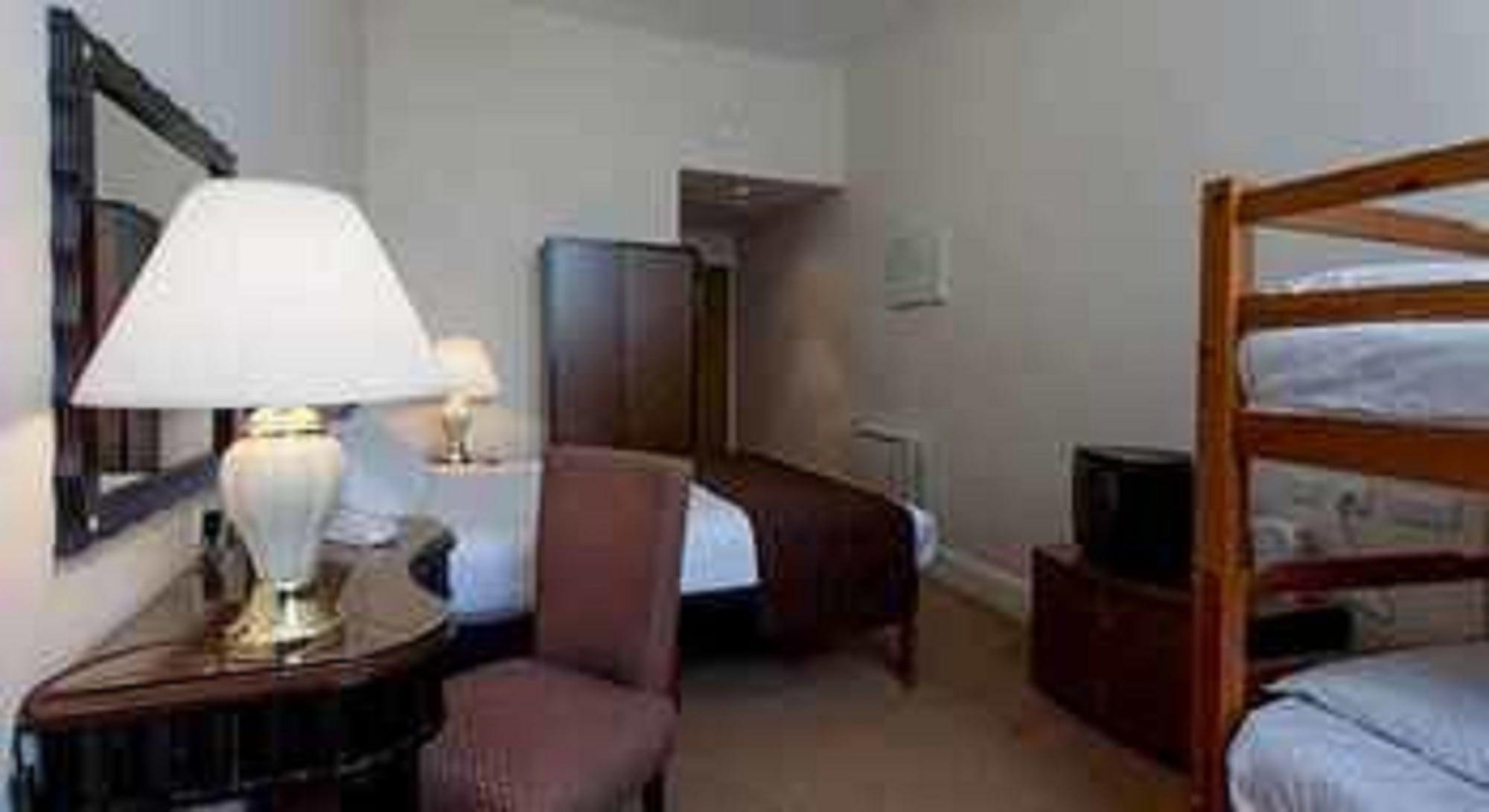 Russ Hill Hotel Чарлвуд Экстерьер фото