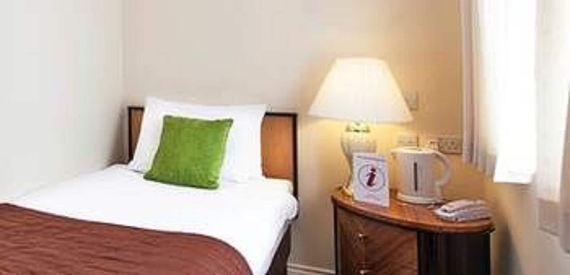 Russ Hill Hotel Чарлвуд Экстерьер фото