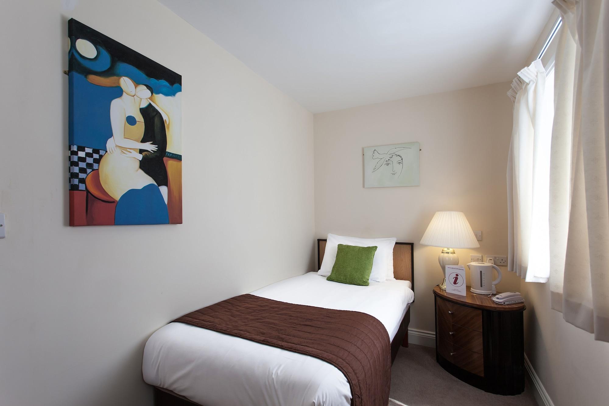 Russ Hill Hotel Чарлвуд Экстерьер фото