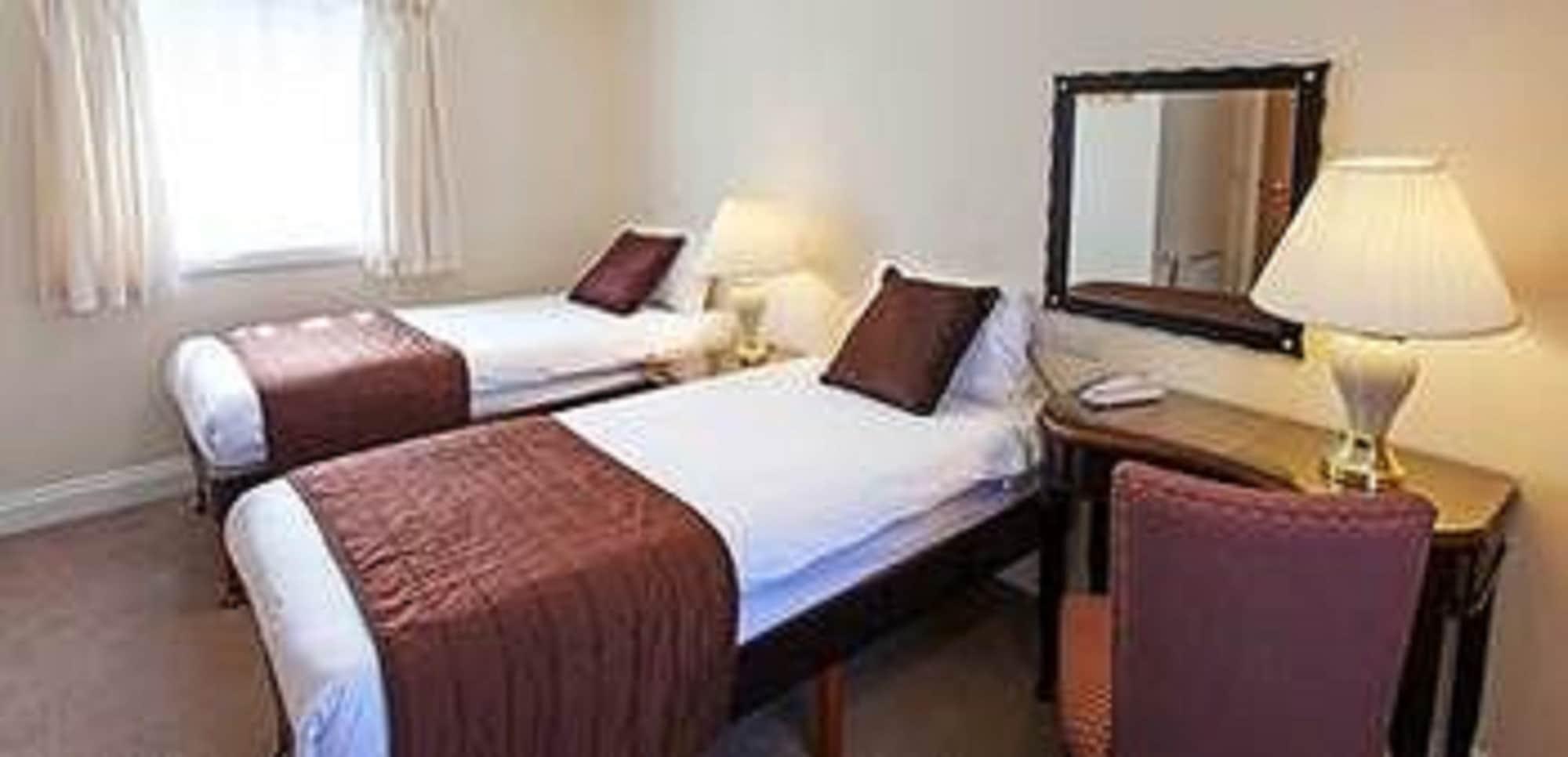 Russ Hill Hotel Чарлвуд Экстерьер фото
