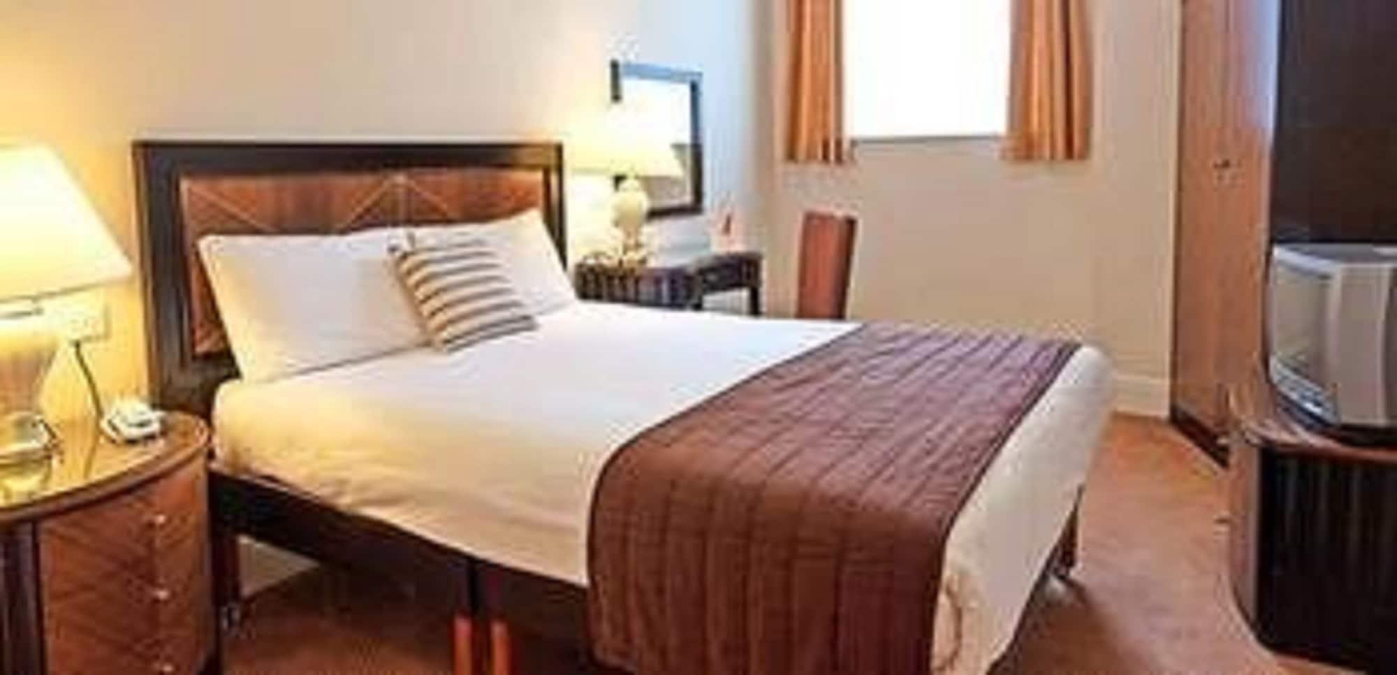 Russ Hill Hotel Чарлвуд Экстерьер фото