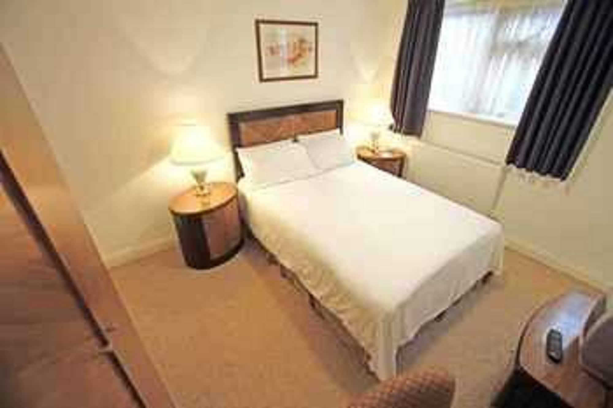 Russ Hill Hotel Чарлвуд Экстерьер фото