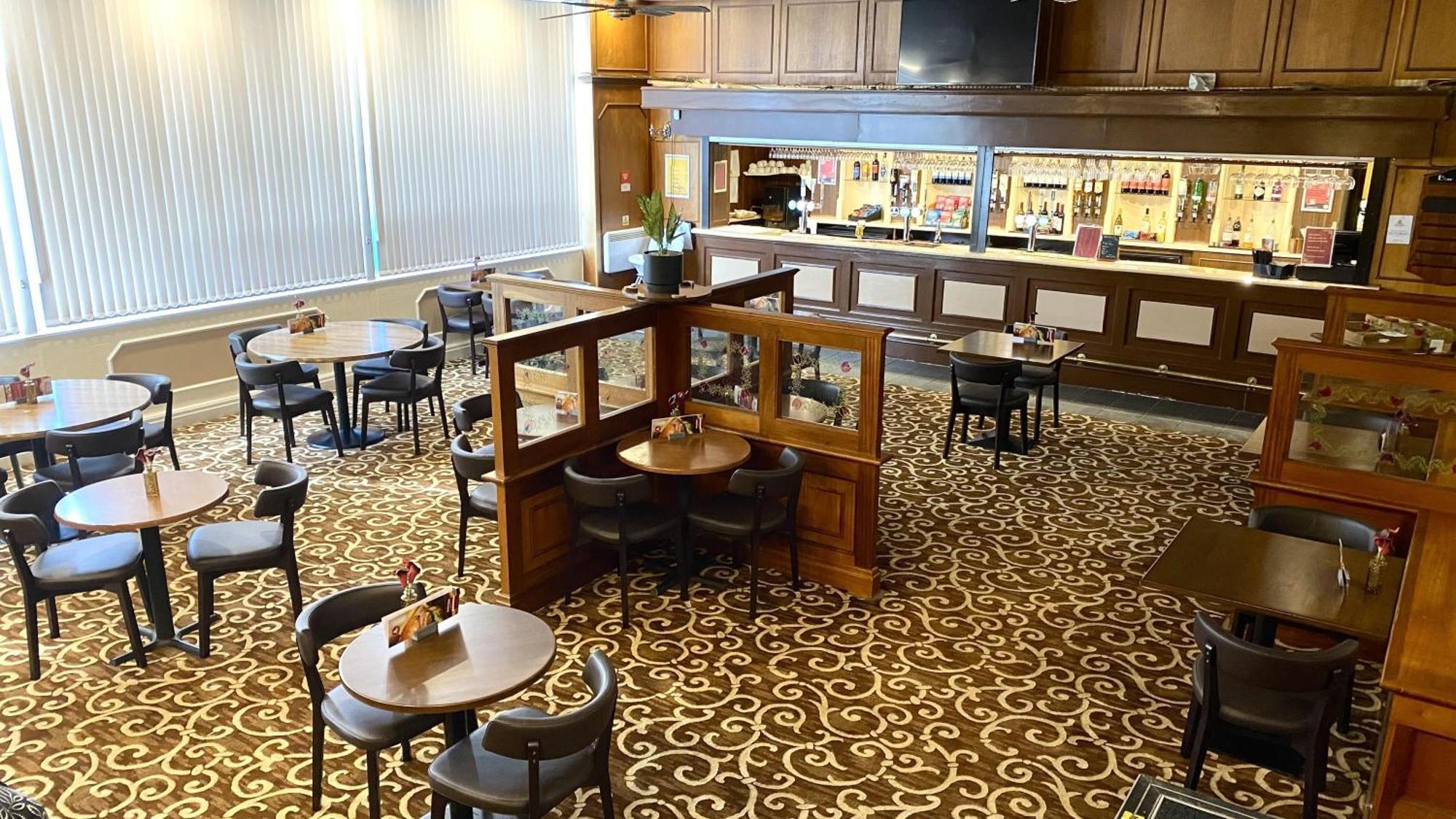 Russ Hill Hotel Чарлвуд Экстерьер фото