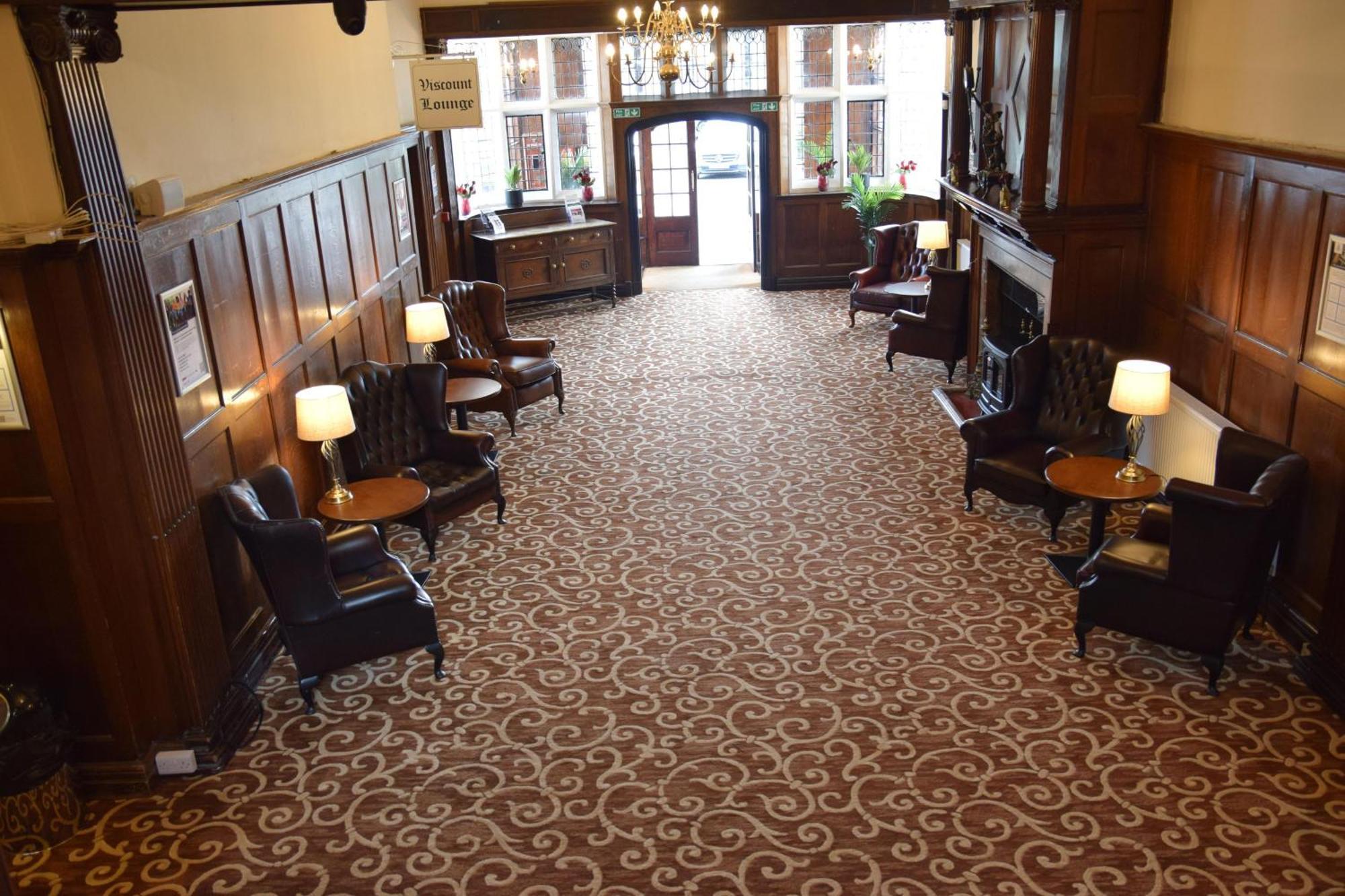 Russ Hill Hotel Чарлвуд Экстерьер фото