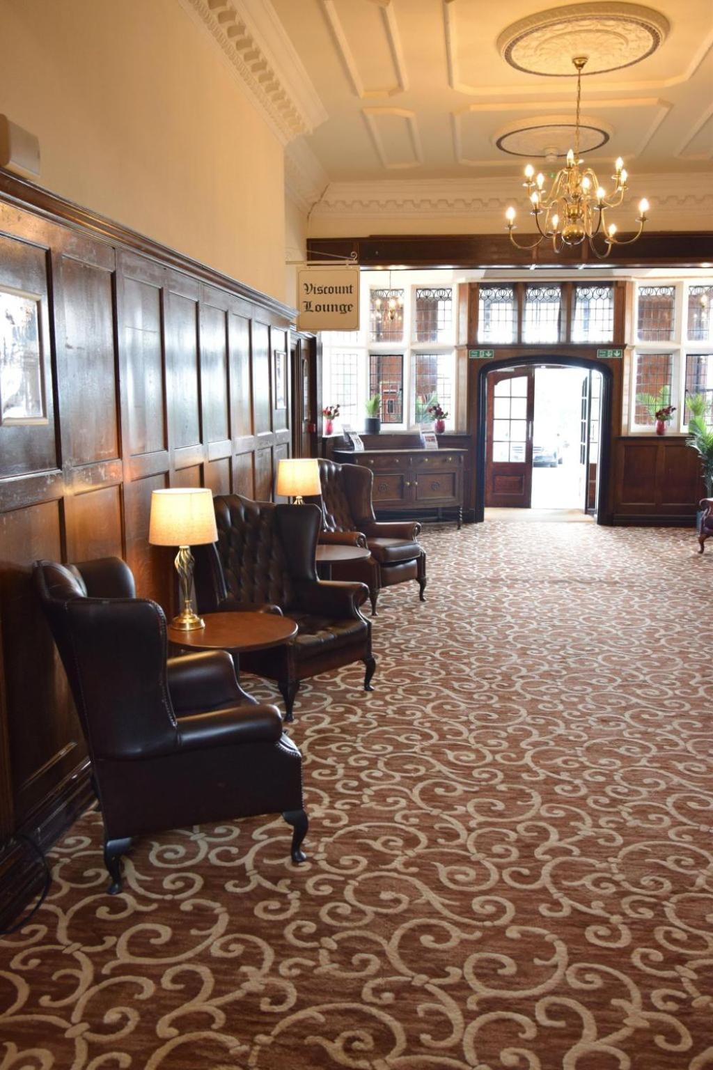 Russ Hill Hotel Чарлвуд Экстерьер фото