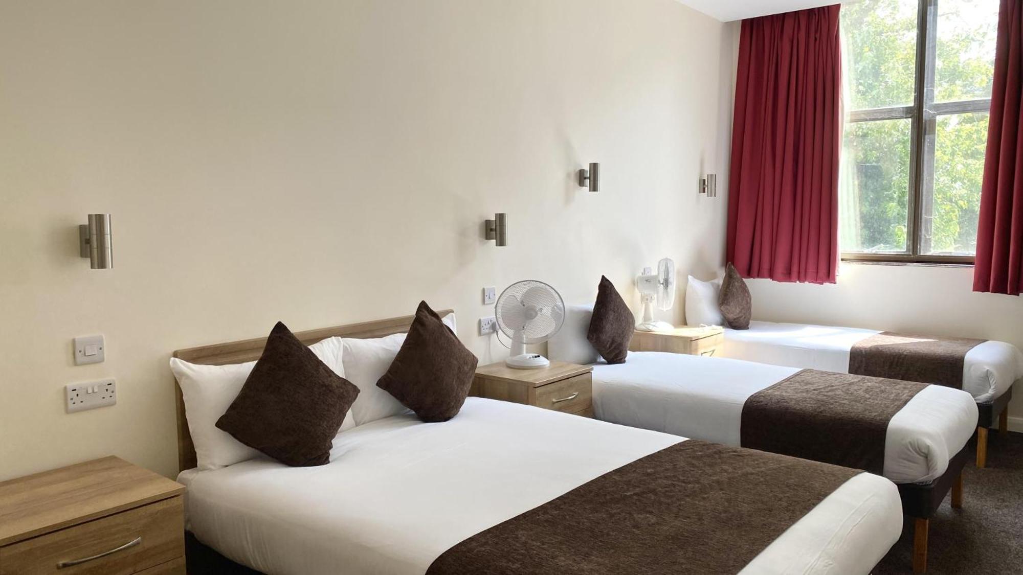 Russ Hill Hotel Чарлвуд Экстерьер фото